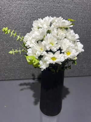  Erzincan Çiçek Gönder - Siyah Vazoda Papatyalar